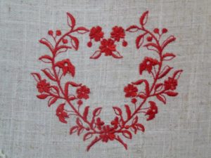 Chemin de table brodé MODÈLE VICHY ROUGE