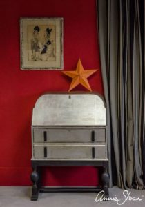 Appliquer la cire foncée Annie Sloan SOFT WAX