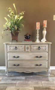 Appliquer la cire foncée Annie Sloan SOFT WAX