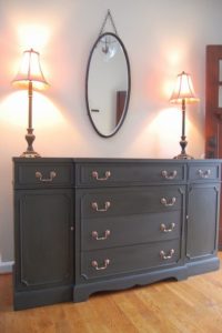Appliquer la cire foncée Annie Sloan SOFT WAX