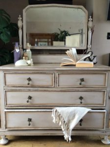 Appliquer la cire foncée Annie Sloan SOFT WAX