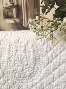 chemin de table boutis ISLE SUR LA SORGUE blanc