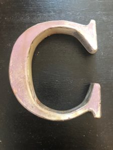 Lettre C en métal