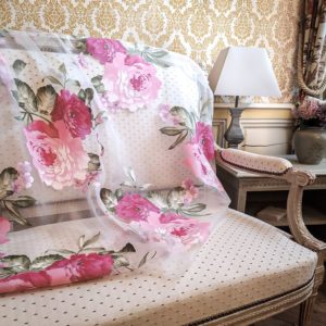 Voilage shabby grandes fleurs roses largeur 280 cm